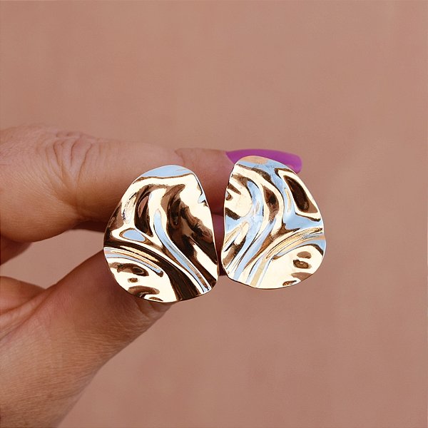 Brinco pressão chapa amassada ouro semijoia 3722101