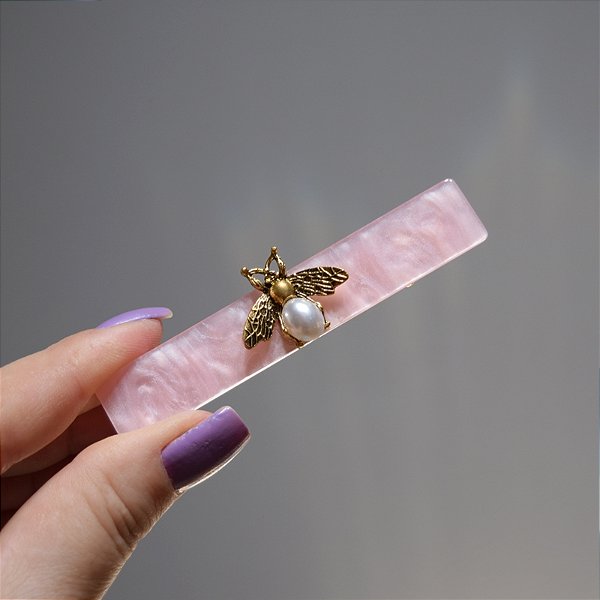 Presilha bico de pato abelha pérola acrílico rosa marmorizado