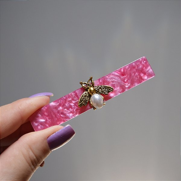 Presilha bico de pato abelha pérola acrílico pink marmorizado