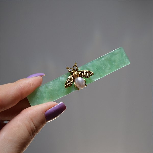 Presilha bico de pato abelha pérola acrílico verde marmorizado