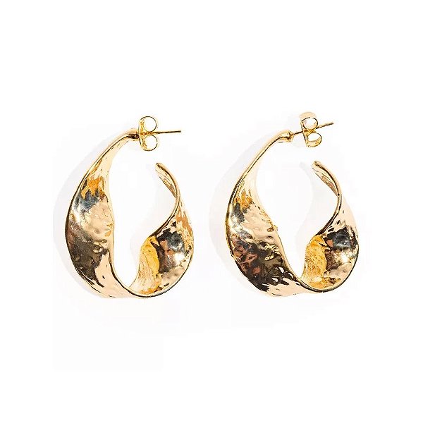 Brinco argola oval torcida metal martelado ouro semijoia