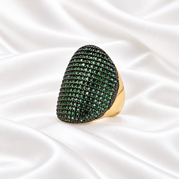 Anel Oval com Micro Zircônias Verdes Cravejadas Semijoia