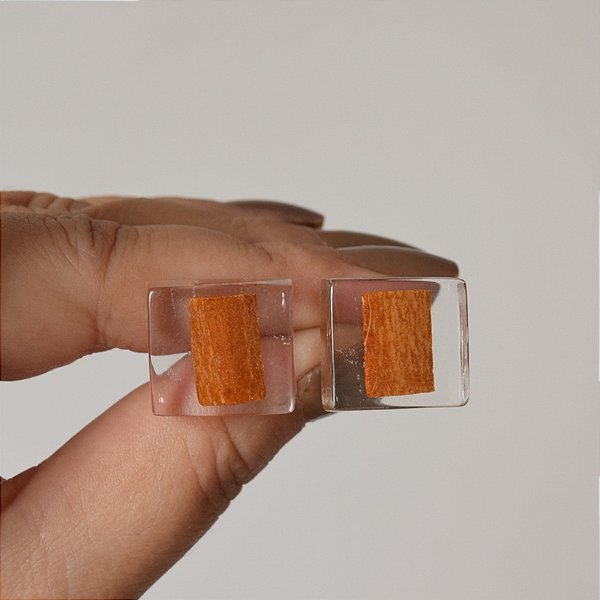 Brinco Márcia Pouso retangular resina transparente canela