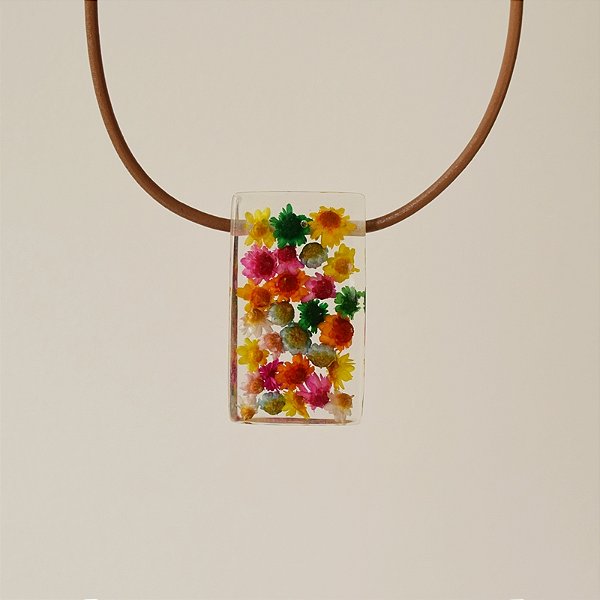 Colar Márcia Pouso resina transparente flores coloridas