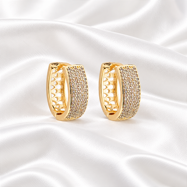Brinco Argolinha Oval Cravejada com Micro Zircônias Semijoia 18k17052