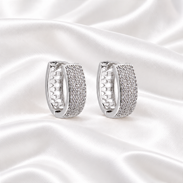 Brinco Argolinha Oval Cravejada com Micro Zircônias Semijoia 18k17052