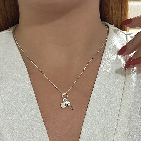 Colar com berloque chave zircônia prata 925