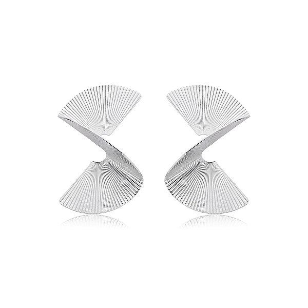 Brinco leque metal torcido ródio semijoia 20417