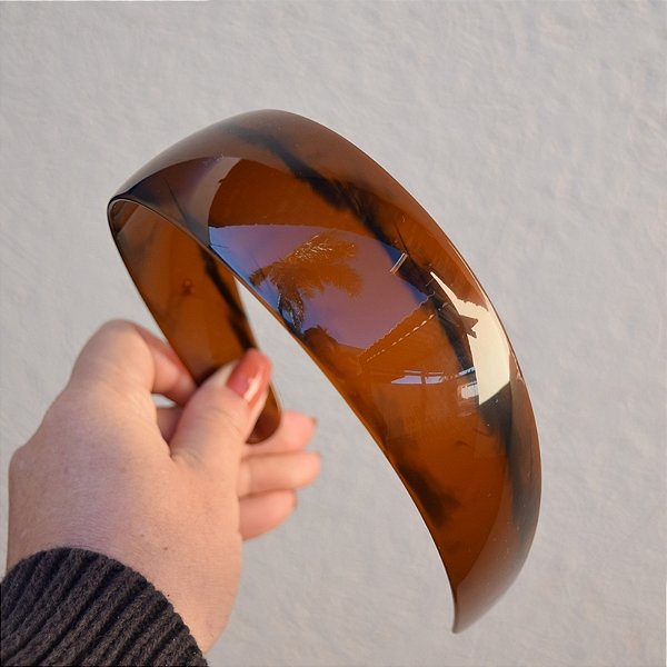 Tiara acrílico Bianca abaulada marrom 20 023