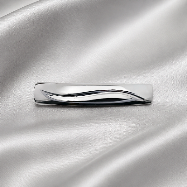 Presilha de Cabelo Retangular Prateada em Metal com Friso Ondulado – 8,8 cm