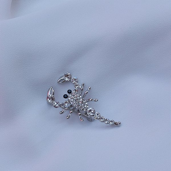 Broche escorpião cristal ródio semijoia