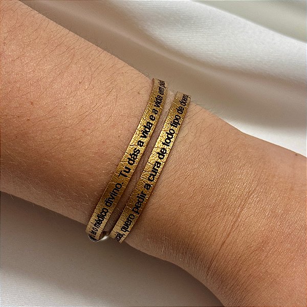 Pulseira Fernanda Villela couro dourado oração da cura