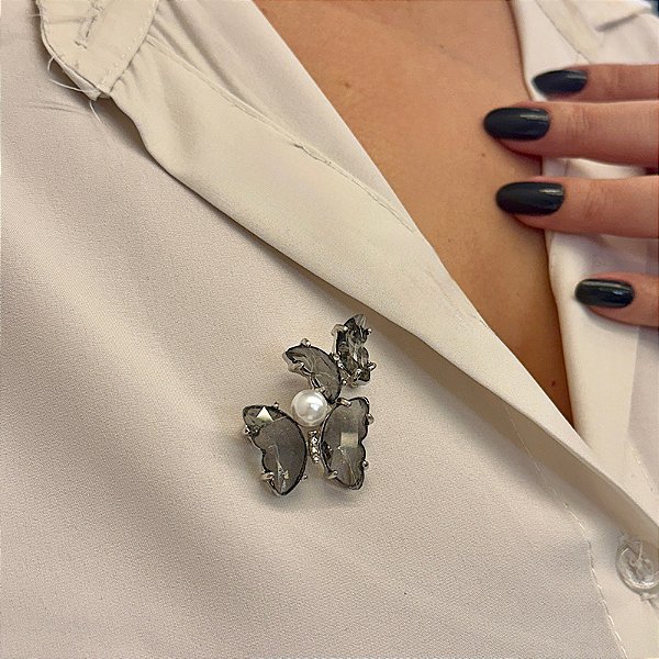 Broche borboletas cristal cinza com pérola