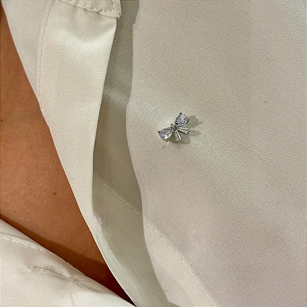 Broche pin laço zircônia ródio semijoia