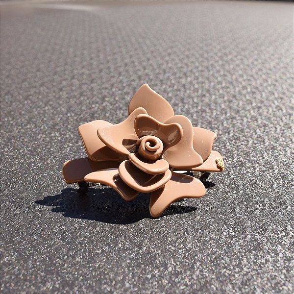 Presilha flor Bianca acrílico latte
