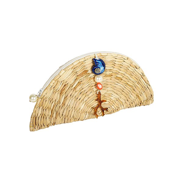 Clutch Alana Tenório palha natural pingente concha azul