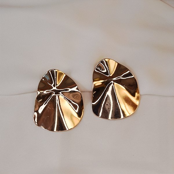 Maxi brinco metal amassado ouro semijoia