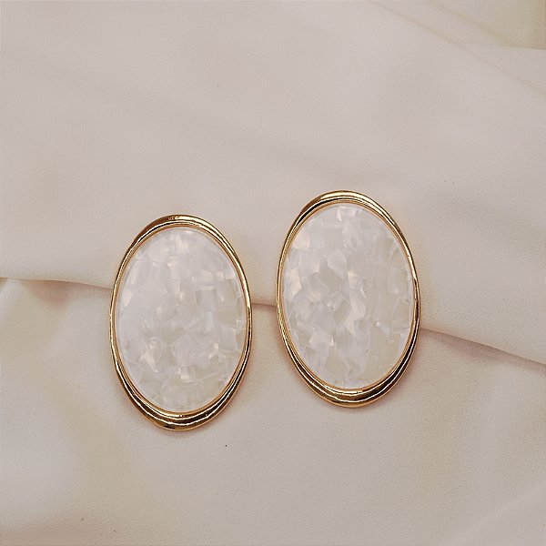 Maxi brinco oval madrepérola ouro semijoia