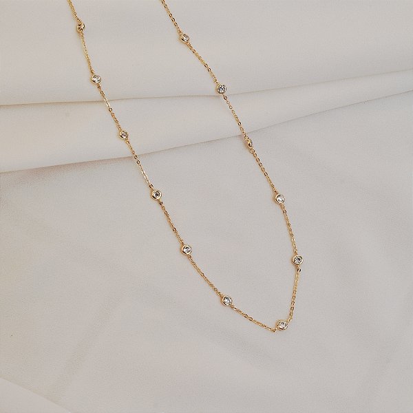 Colar curto cristais ouro semijoia 25k03030
