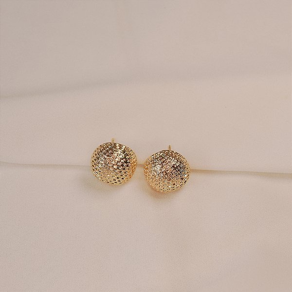 Brinco meia esfera texturizada ouro semijoia 25k02043