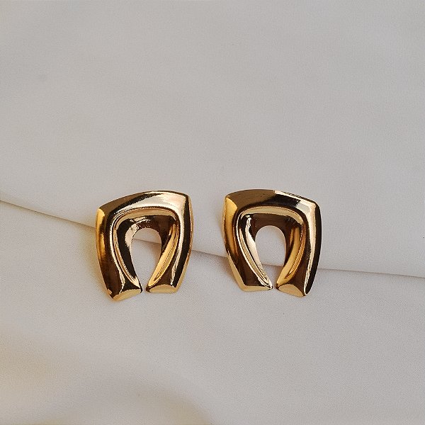 Brinco orgânico liso ouro semijoia