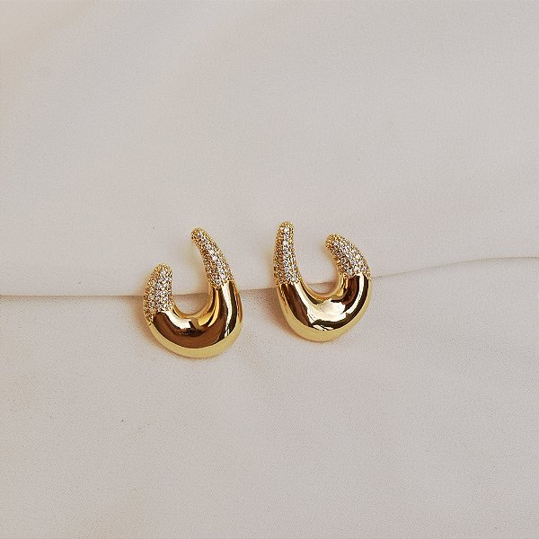 Brinco curvado zircônia ouro semijoia
