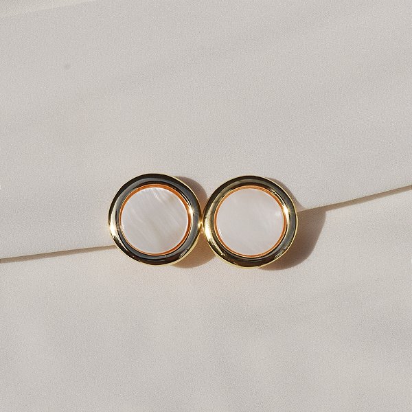 Brinco pressão redondo madrepérola ouro semijoia 6968105