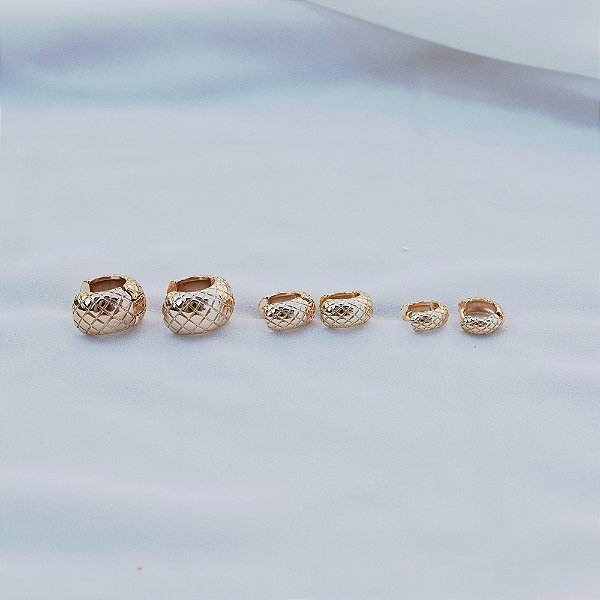 Kit 3 brincos argolinhas texturizadas ouro semijoia 25a02044