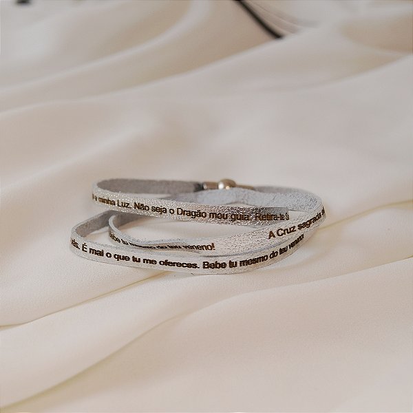 Pulseira Fernanda Villela couro prata oração São Bento