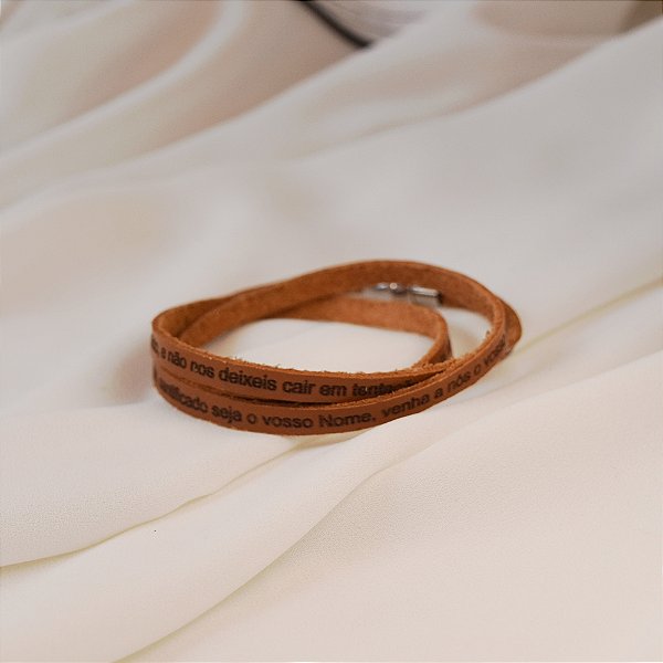Pulseira Fernanda Villela couro caramelo oração Pai Nosso