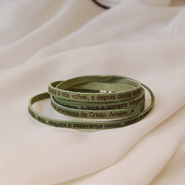 Pulseira Fernanda Villela couro verde oração Salve Rainha
