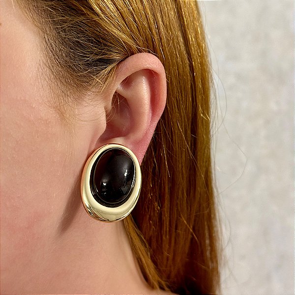 Brinco pressão oval resina preta ouro semijoia 7019205