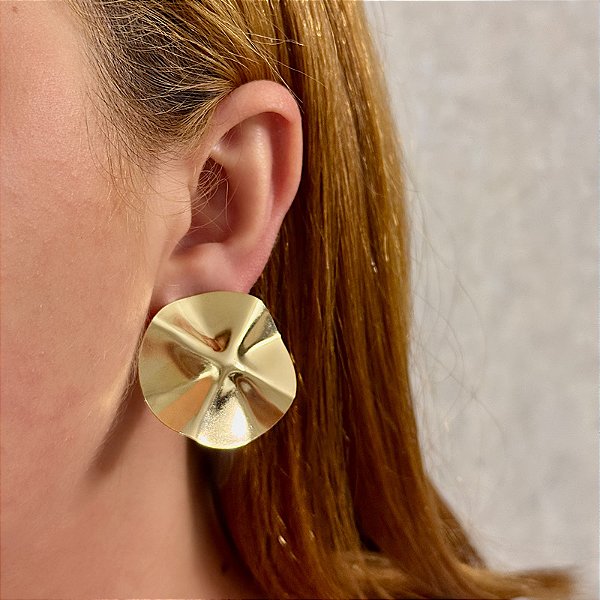 Brinco pressão chapa amassada g ouro semijoia 7032905