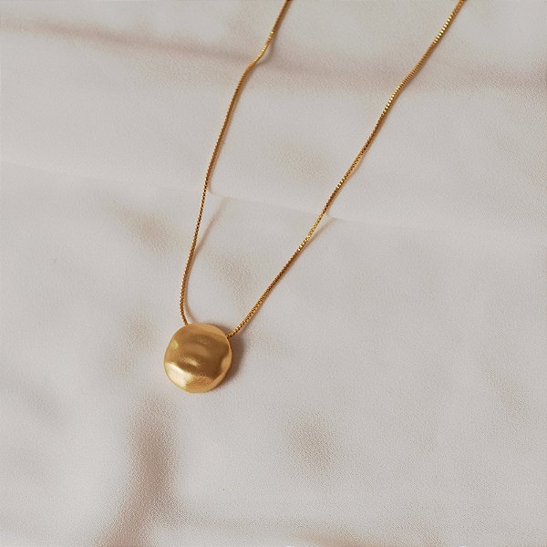 Colar pingente oval martelado ouro fosco semijoia