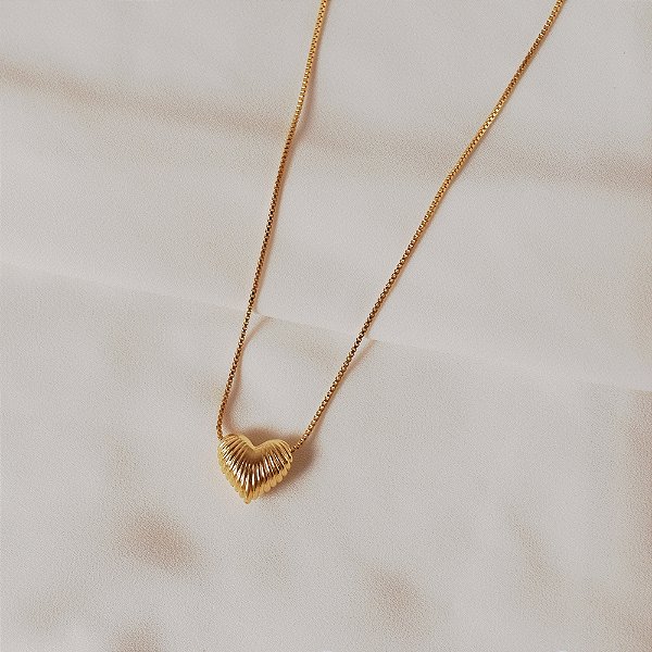 Colar pingente coração frisado ouro semijoia