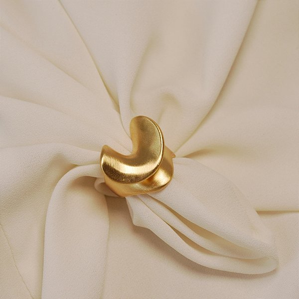 Anel curvado ouro fosco semijoia