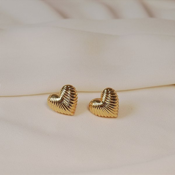 Brinco coração frisado ouro semijoia