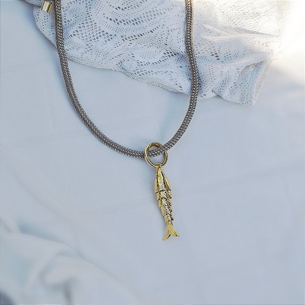 Colar corda Nádia Gimenes pingente sardinha ouro semijoia