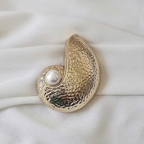 Broche concha pérola ouro semijoia
