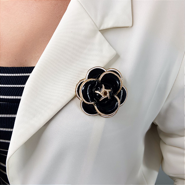 Broche camélia esmaltada preta