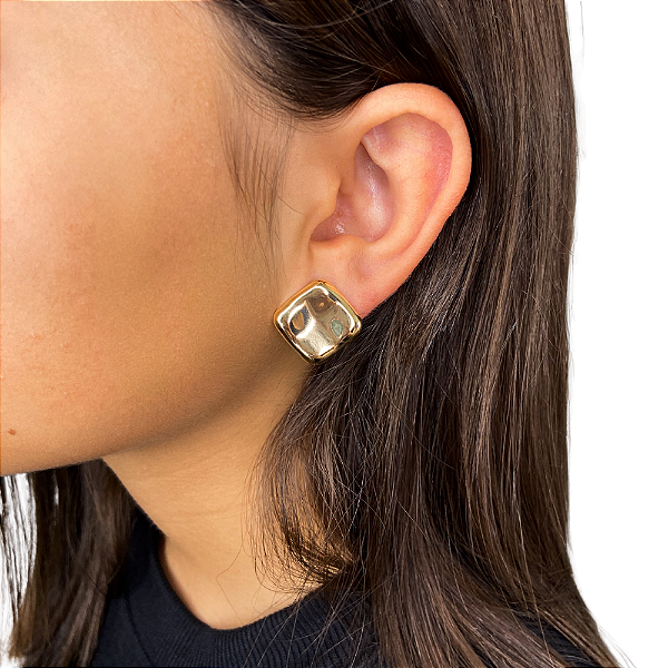 Brinco pressão quadrado metal amassado ouro semijoia