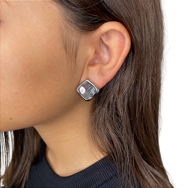 Brinco pressão quadrado metal amassado ródio semijoia