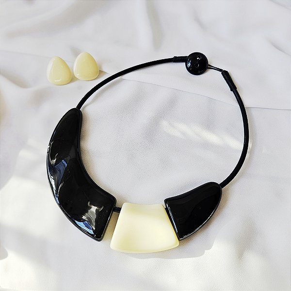 Colar e brinco Márcia Pouso resina bicolor preto e bege