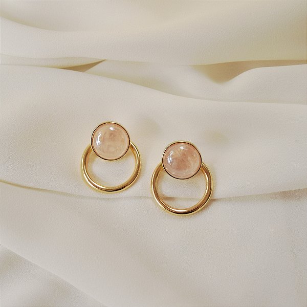Brinco redondo pedra natural quartzo rosa perolada ouro semijoia