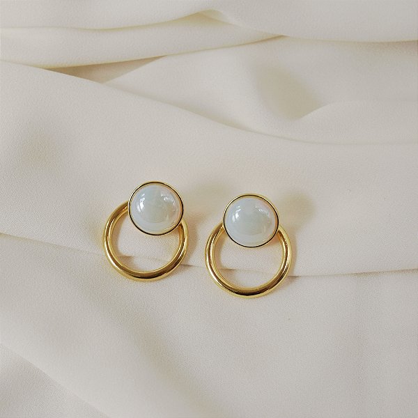 Brinco redondo pedra natural opalina perolada ouro semijoia