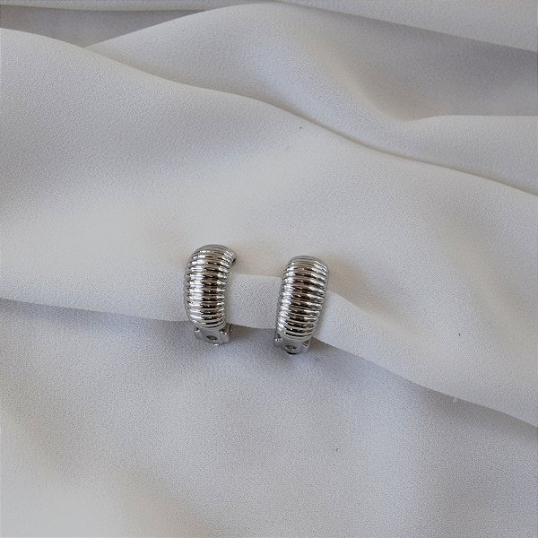 Brinco pressão meia argola texturizado ródio semijoia