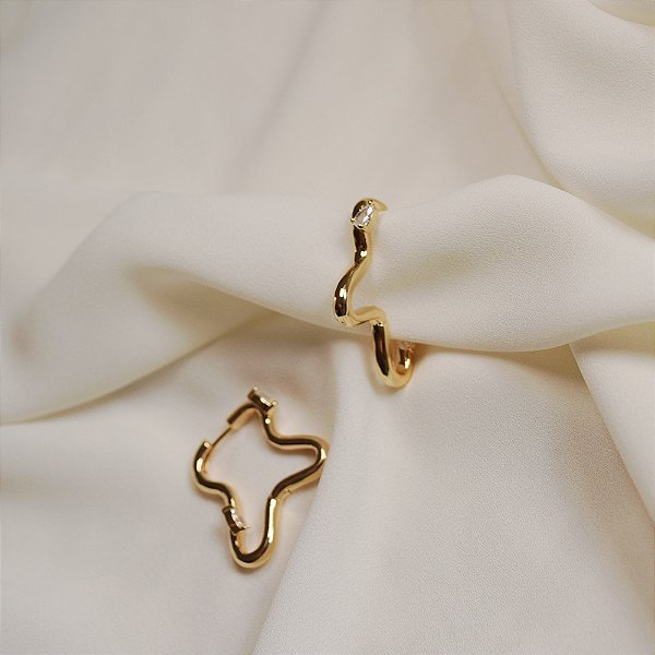 Brinco argolinha ondulado zircônia ouro semijoia