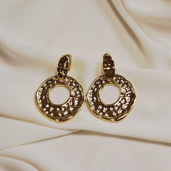 Brinco pressão texturizado ouro semijoia