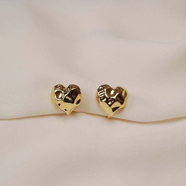 Brinco pressão coração martelado ouro semijoia