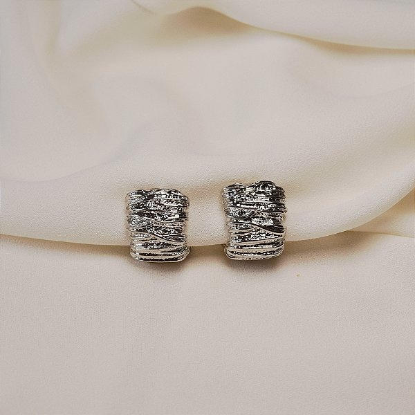 Brinco pressão curvo trabalhado ródio semijoia